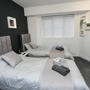 Cheerful 4-bedroom In Sheffield Apartment