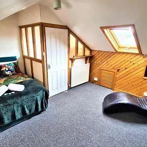 https://lovely-5-bedroom-home-near-chester-city-centre.hotelsin-chester.com